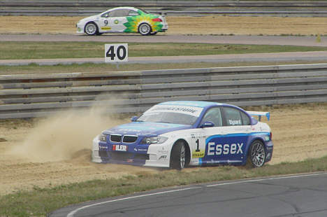 Casper Elgaard nåede at sætte dagens hurtigste tid, inden han satte BMW raceren af på vej ud på det nye banestykke.